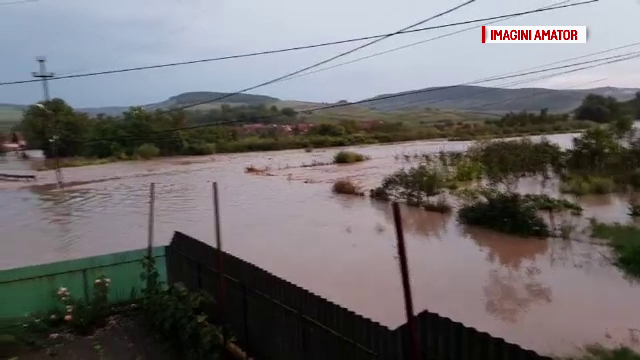 Două persoane au murit luate de viitură. Inundaţiile au afectat 34 de localităţi din 17 judeţe