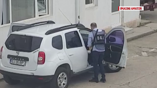 Rețea de înmatriculare a mașinilor cu volan pe dreapta. Trei inspectori RAR, reținuți