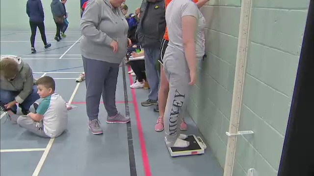 Britanicii caută cu disperare soluţii pentru a frâna tendinţa în creştere a obezităţii infantile