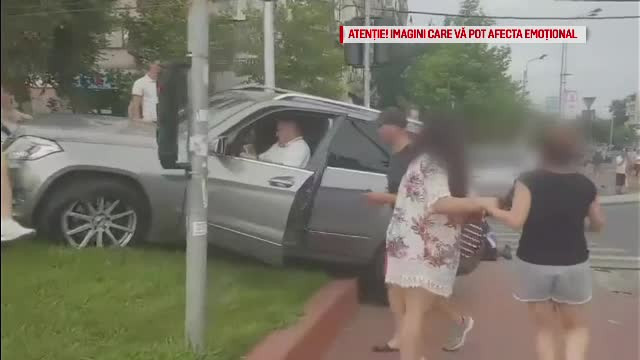 Un şofer de 65 de ani cu permisul suspendat a intrat în plin în pietonii care traversau
