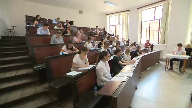 Tinerii nu se mai înghesuie să dea la Medicină. Care sunt cele mai căutate facultăţi