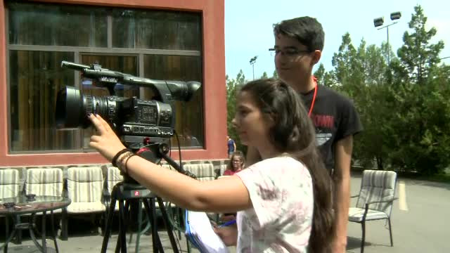 Tabere unde copiii învaţă să facă emisiuni sau să tragă cu arcul. Cât achită la final părinţii