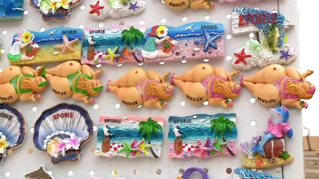 Turiștii străini care vin pe litoralul românesc, întâmpinați cu suveniruri ”Made in China”