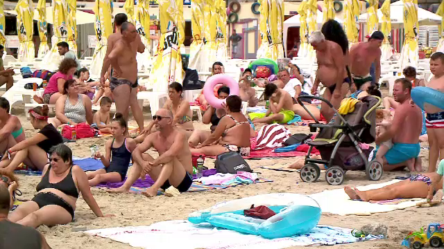 Stau ca sardelele, dar fac economie! 50.000 de turiști înghesuiți pe 2 plaje de pe litoral