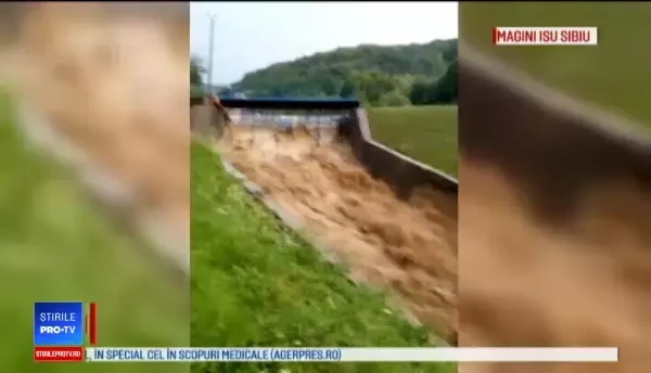 O persoană a murit luată de viitură. Inundaţiile au afectat 34 de localităţi din 17 judeţe