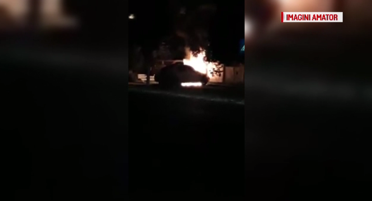 Mașină de poliție, în flăcări în fața postului. De la ce ar fi pornit incendiul