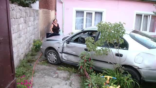 Primul lucru pe care l-a făcut un șofer după ce a rupt o poartă și a ajuns într-o curte