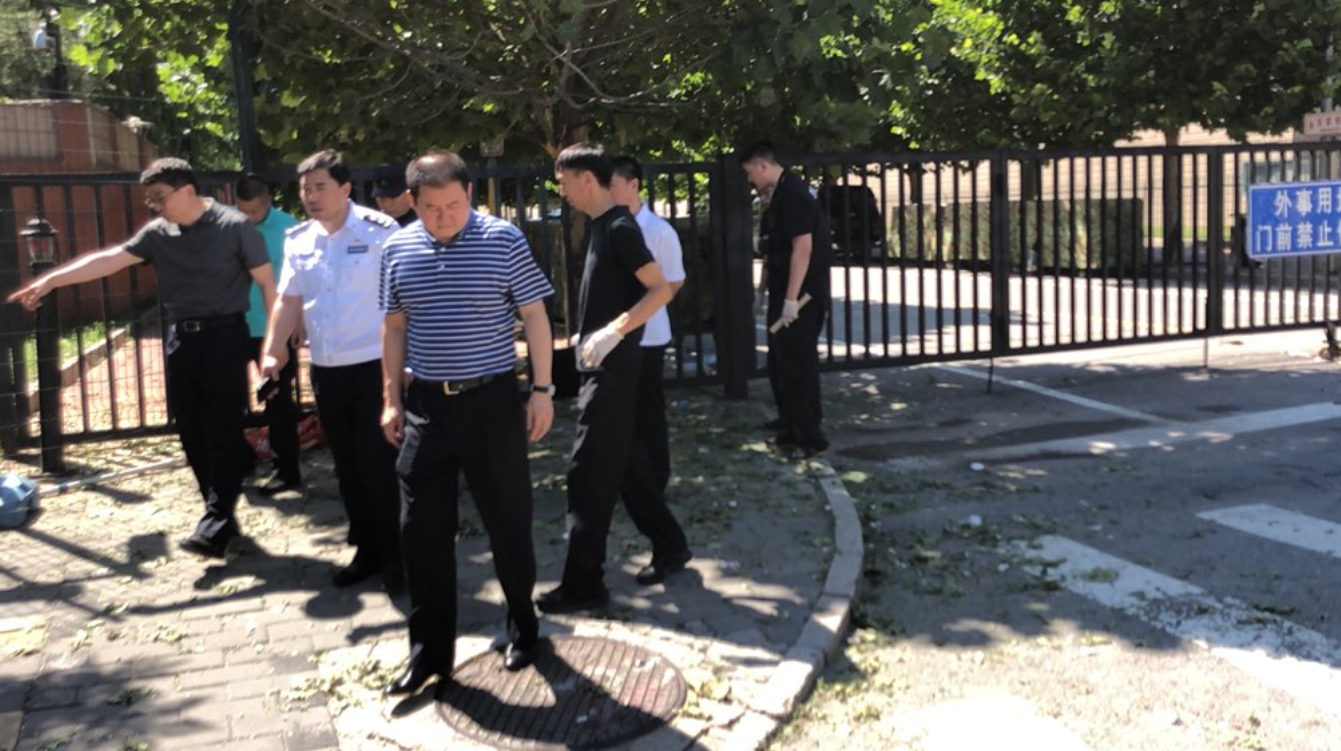 Explozie în fața ambasadei SUA la Beijing. Un tânăr a aruncat un dispozitiv artizanal