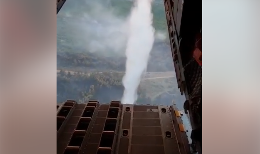 Momentul în care aeronava Spartan trimisă de România intervine pentru stingerea incendiilor din Grecia