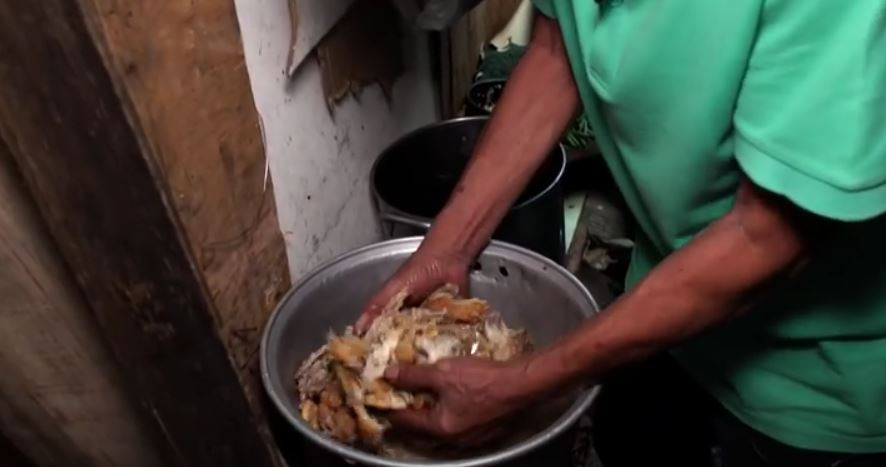 Carne culeasă de la groapa de gunoi, regătită și vândută săracilor. Reportaj tulburător