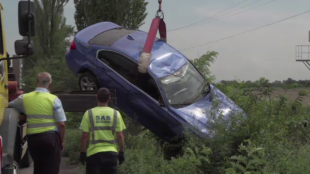 Accident grav în apropiere de Ploieşti. Două maşini şi o motocicletă s-au făcut praf