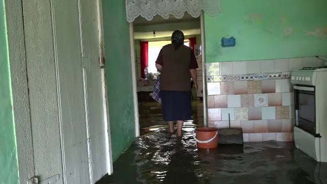 Case distruse de inundații, de două ori într-o lună, în Mureș: „Mizeria mă distruge”