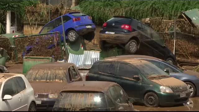 Viitură uriaşă, în Atena. O parcare s-a transformat într-un lac plin de noroi