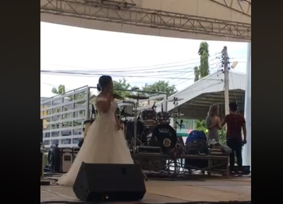 O mireasă a fost părăsită la altar în timp ce-și transmitea nunta live, pe Facebook