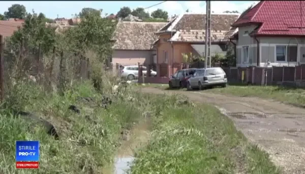 Case distruse de inundații, de două ori într-o lună, în Mureș: „Mizeria mă distruge”