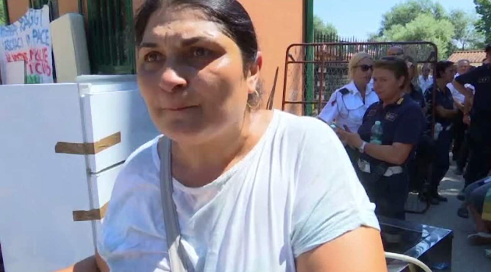 Tabără de romi din Roma, luată cu asalt de autorități. "Ne-au scos afară cu forţa”