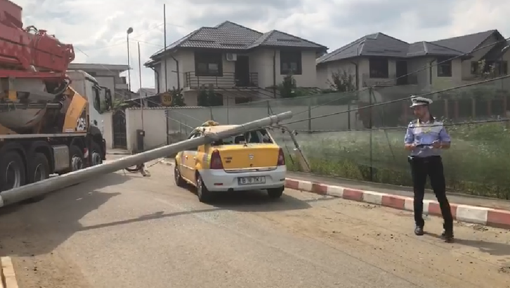 Stâlp din beton, căzut pe un taxi aflat în mers. Starea victimelor