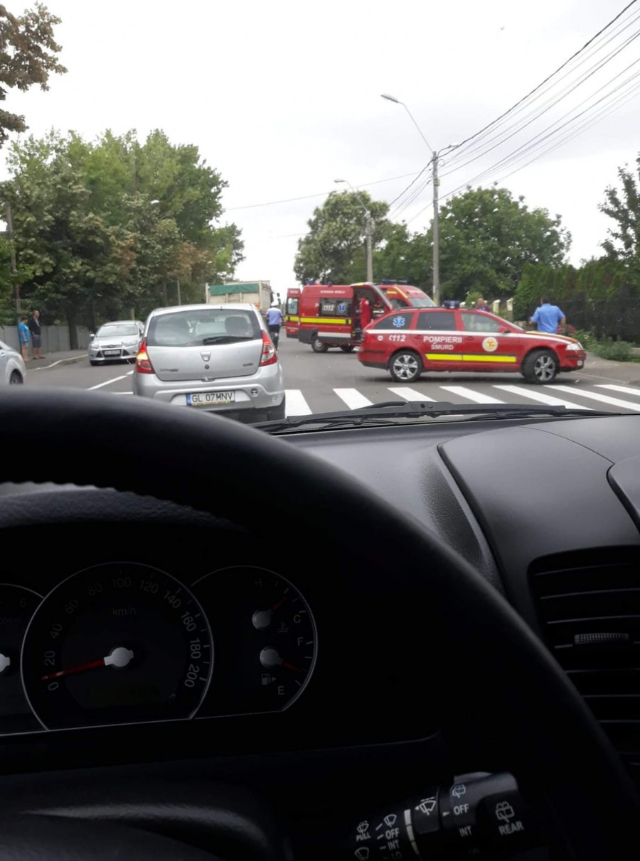 Jandarm în stare gravă la spital, după ce a fost lovit în plin pe trecerea de pietoni