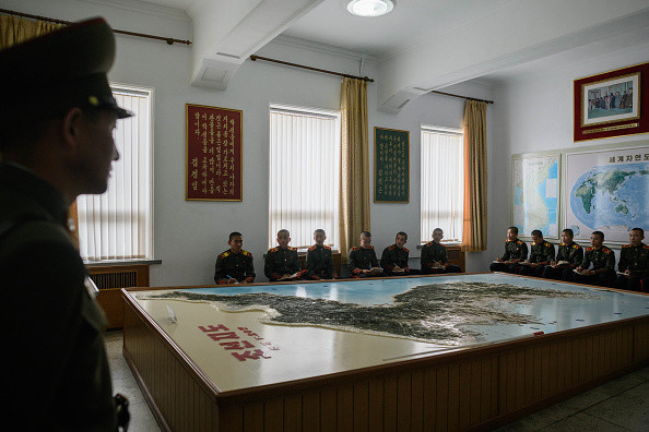 Imagini surprinse într-o scoală militară din Coreea de Nord. Cum sunt învățați 1000 de elevi să-i fie loiali lui Kim Jong-un