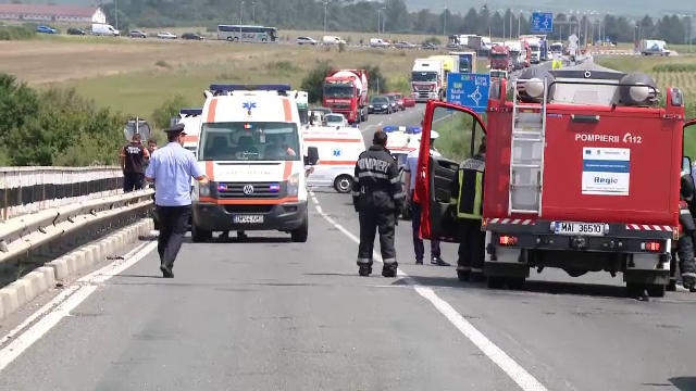 Ambulanță care transporta un pacient, lovită în plin de un autoturism. Starea victimelor