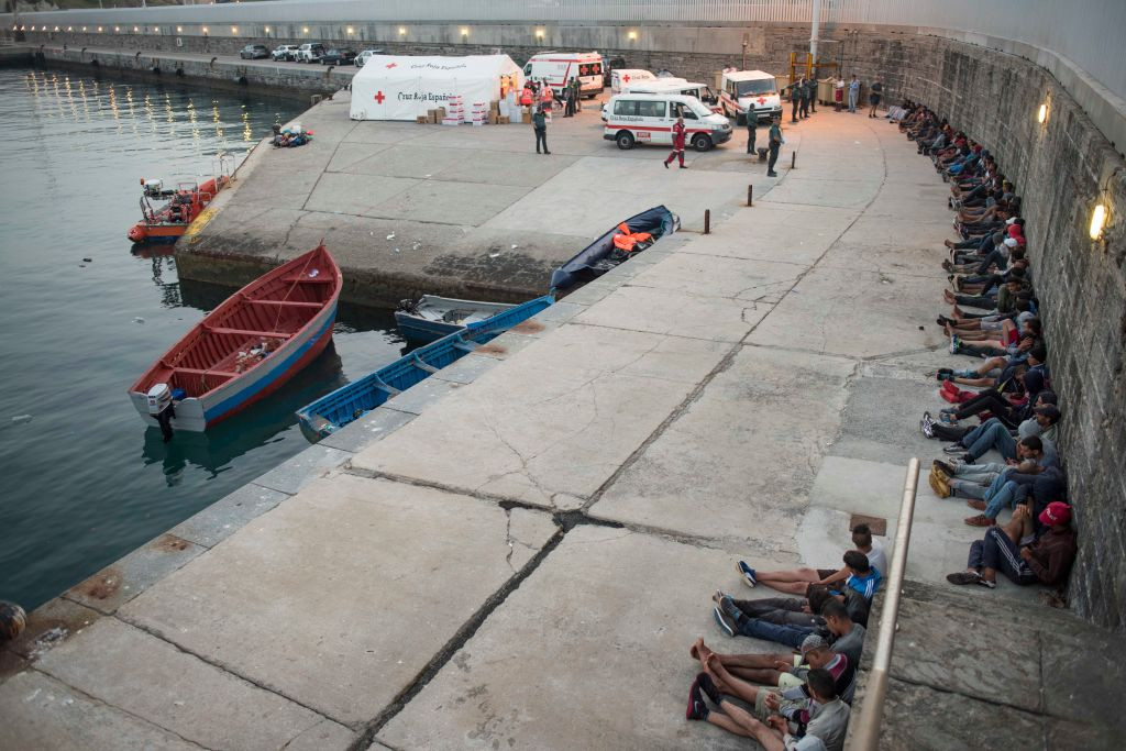 Zeci de migranți au luat cu asalt o plajă din Spania, pe care se aflau și nudiști