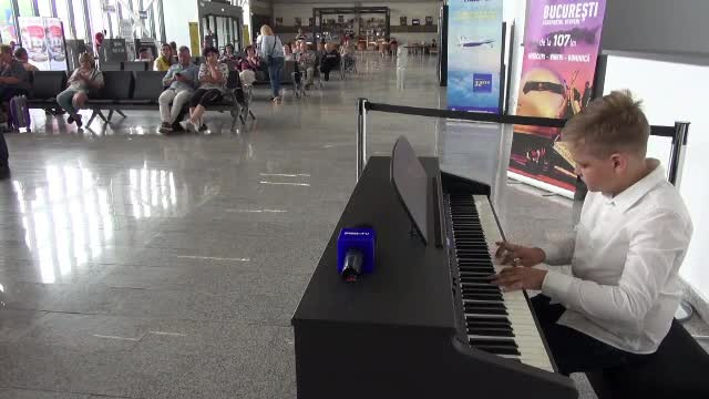Pasagerii Aeroportului George Enescu își pot demonstra talentul la pianină, înainte de îmbarcare