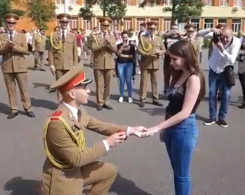 Un sublocotenent şi-a cerut iubita în căsătorie. Gestul ministrului Apărării. VIDEO