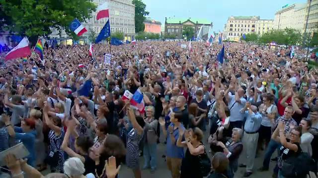 Proteste de amploare în Polonia. Manifestanții au ieșit cu lumânări și pixuri în stradă