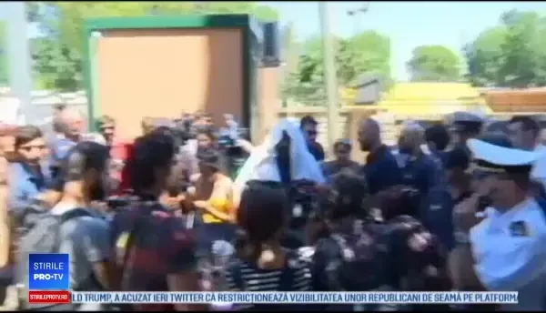 Tabără de romi din Roma, luată cu asalt de autorități. Ne-au scos afară cu forţa