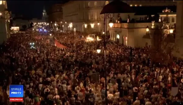 Proteste de amploare în Polonia. Manifestanții au ieșit cu lumânări și pixuri în stradă