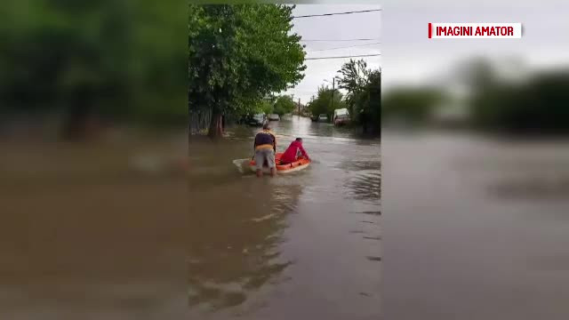 Ploi torenţiale în Oltenia. Oamenii s-au plimbat cu barca pe stradă, în Craiova