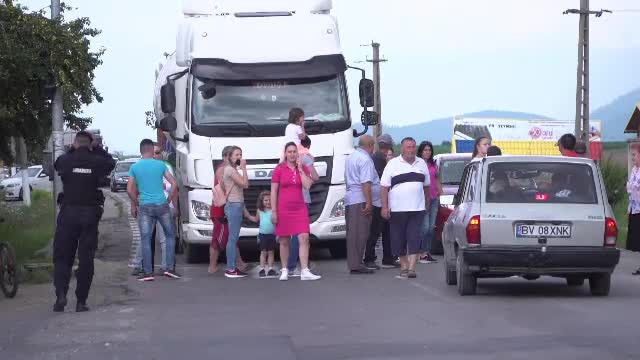 Protest în Râşnov din cauza şoselei în şantier. "Când trec camioanele, casele se mişcă"