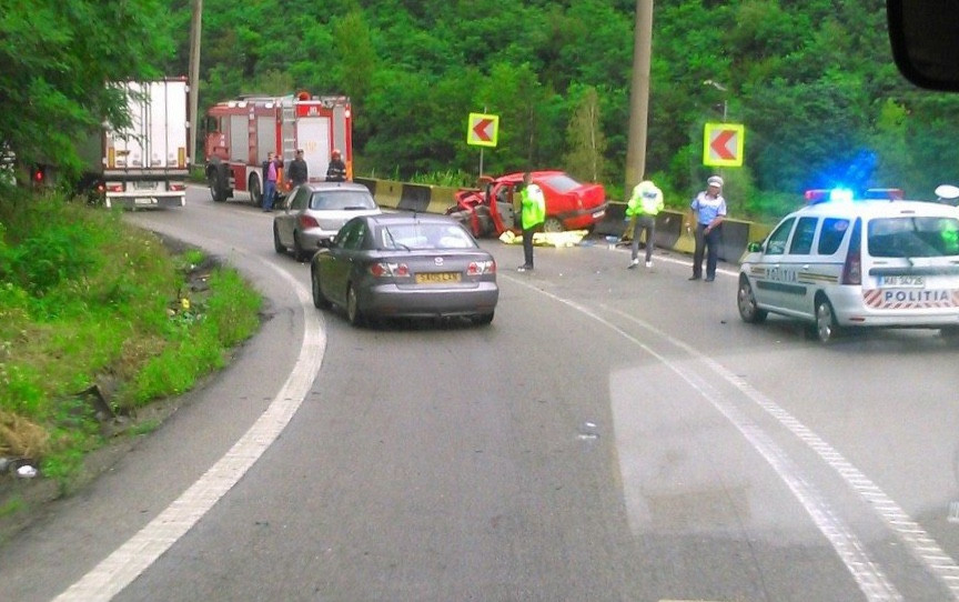 Accident cu un mort şi 3 răniţi, pe Valea Oltului, între un TIR şi un autoturism