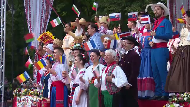 Dansatori din Filipine și Costa Rica au participat la festivalul „Nunta Zamfirei” din Bistrița