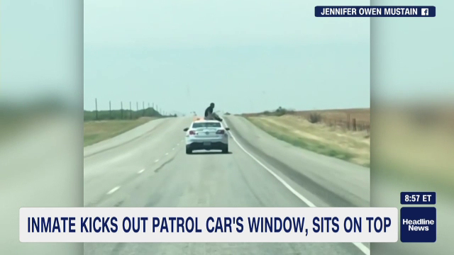 Cum a încercat un deținut să evadeze din mașina care îl transporta la închisoare. VIDEO