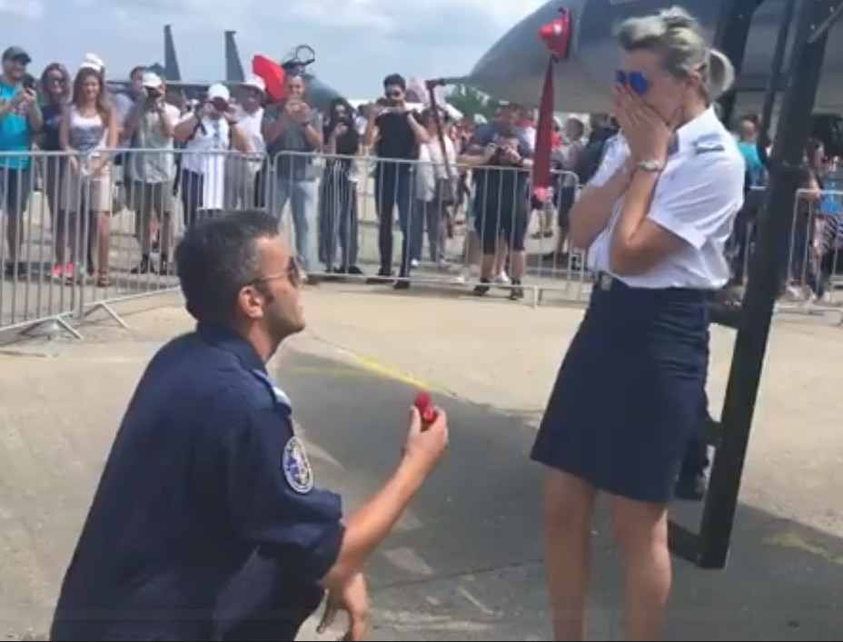 Moment emoționant la BIAS 2018. O angajată a Forțelor Aeriene Române a fost cerută în căsătorie. VIDEO