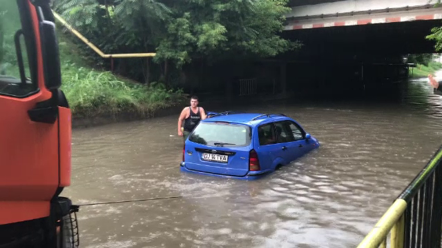 Ploi torențiale: în Craiova, șuvoaiele au blocat traficul: „Lovesc valurile în mașină”