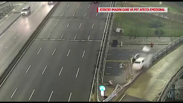 Momentul în care o mașină care rula cu 170 km/h cade de pe o autostradă suspendată