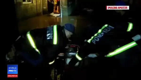 Ploi torenţiale în Oltenia. Oamenii s-au plimbat cu barca pe stradă, în Craiova