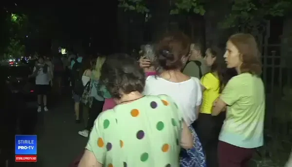 Eclipsa de lună de pe 27 iulie 2018. Curioșii au stat la coadă, la Observatorul Astronomic, să vadă spectacolul cosmic