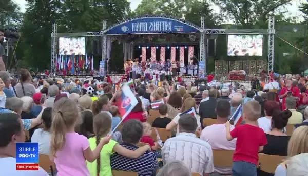 Dansatori din Filipine și Costa Rica au participat la festivalul „Nunta Zamfirei” din Bistrița