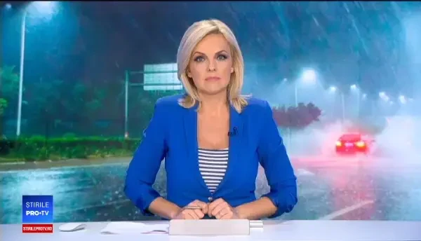 Ploi torențiale: în Craiova, șuvoaiele au blocat traficul: Lovesc valurile în mașină