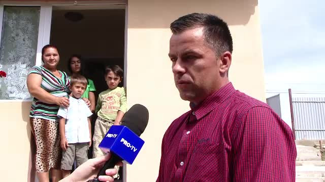 A construit două case pentru familii sărace doar din donaţii de pe Facebook. "Fără el rămâneam pe drumuri cu copiii"