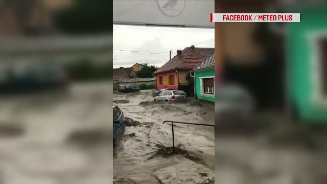 Mașini luate pe sus de ape într-un oraș din România. ”Ca pe cutii de chibrit”