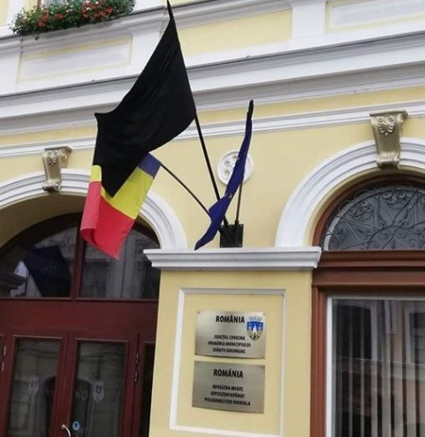 Steag negru arborat la Primăria Sfântu Gheorghe, de Ziua Imnului României. Mesajul UDMR