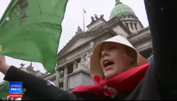 Semnificația din spatele pelerinelor roșii și bonetelor albe purtate de protestatarele din întreaga lume