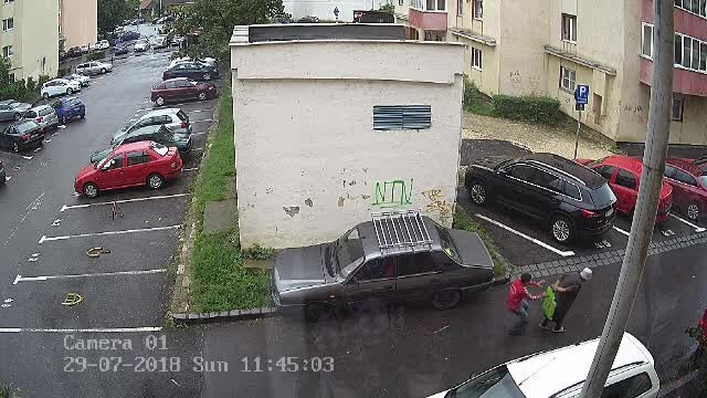 Tinerii care au jefuit o bătrână în Braşov au fost prinşi. Unul dintre ei a fost reținut