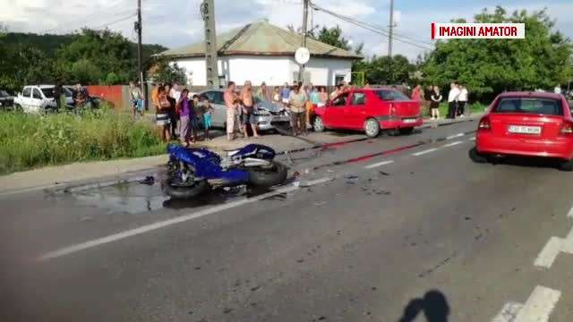 Accident de motocicletă cu 2 răniţi, în Argeş. Au intrat în plin într-o maşină