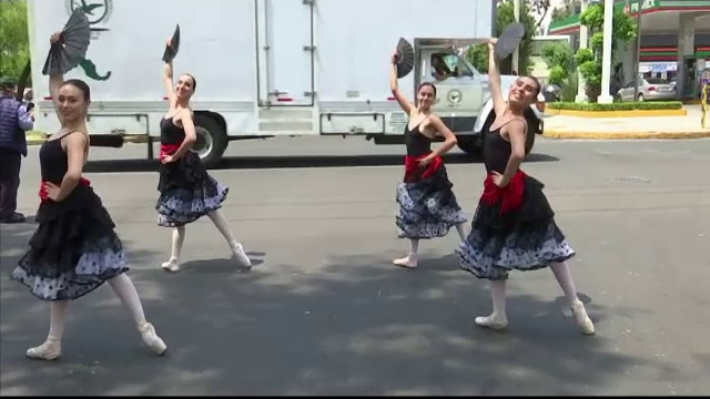 Orașul în care balerinele dansează în fața șoferilor atunci când așteaptă la semafor