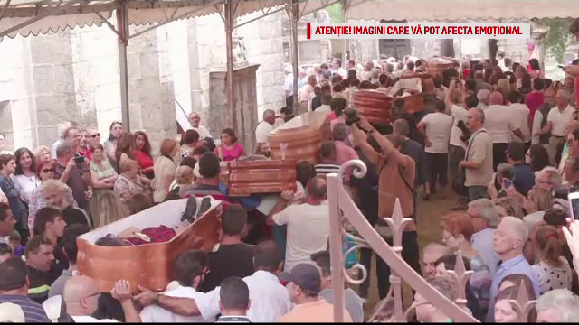 Ritualul "morților vii", în Spania. De ce se întind credincioșii în sicrie deschise